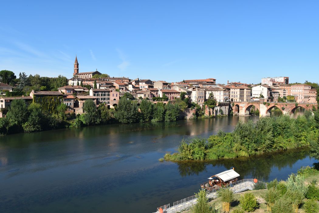 Vue sur la rivière du Tarn depuis le jardin du Palais de la Berbie en direction du Nord-Ouest