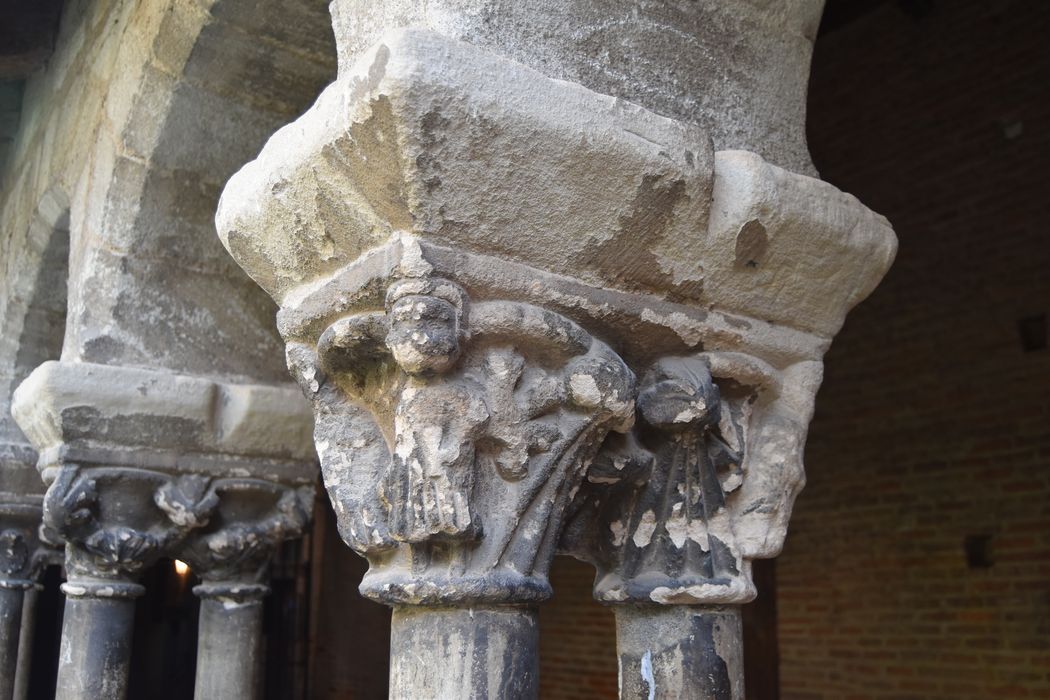 cloître, galerie sud, détail des chapiteaux