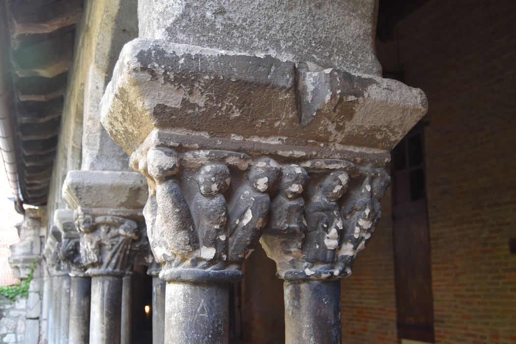 cloître, galerie sud, détail des chapiteaux