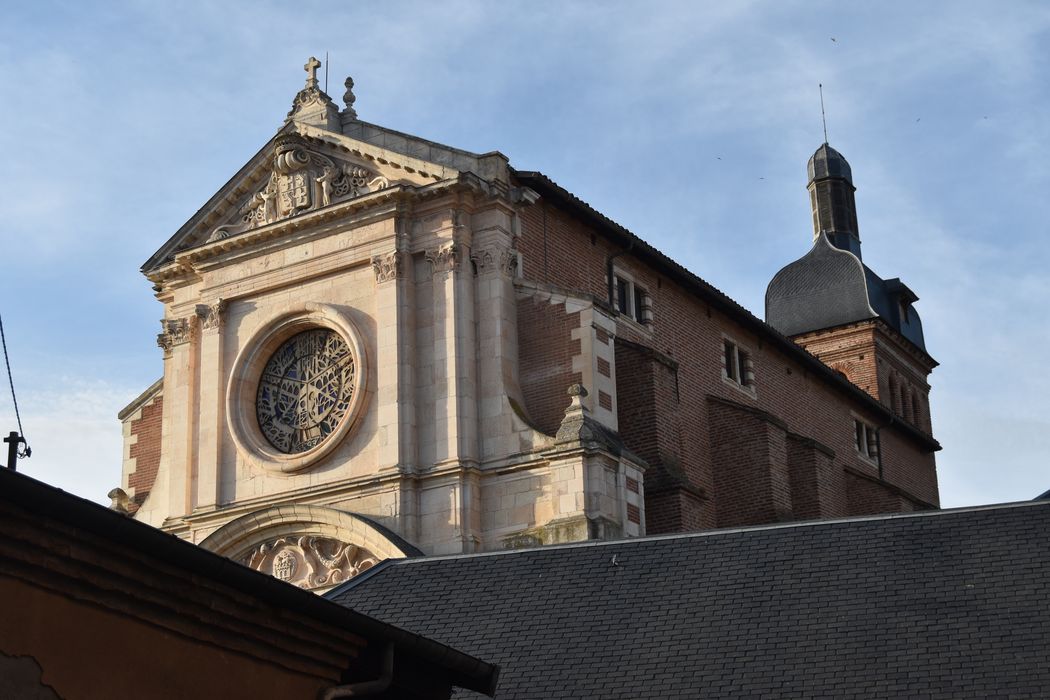 vue partielle de la chapelle depuis la rue