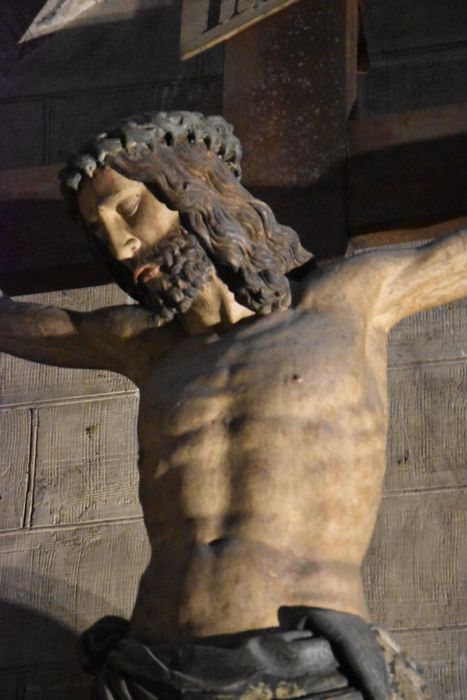 statues (calvaire) : Christ en croix, vue partielle