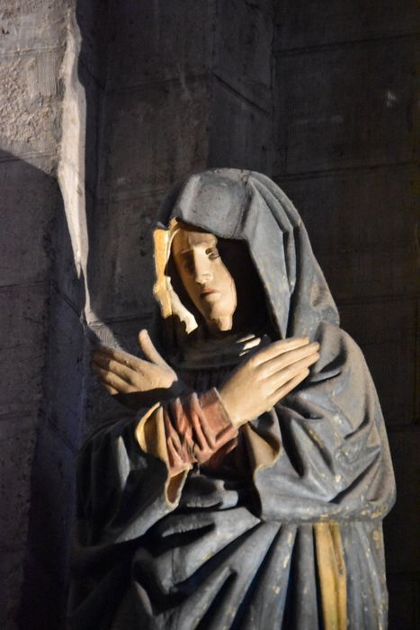statues (calvaire) : Vierge, vue partielle
