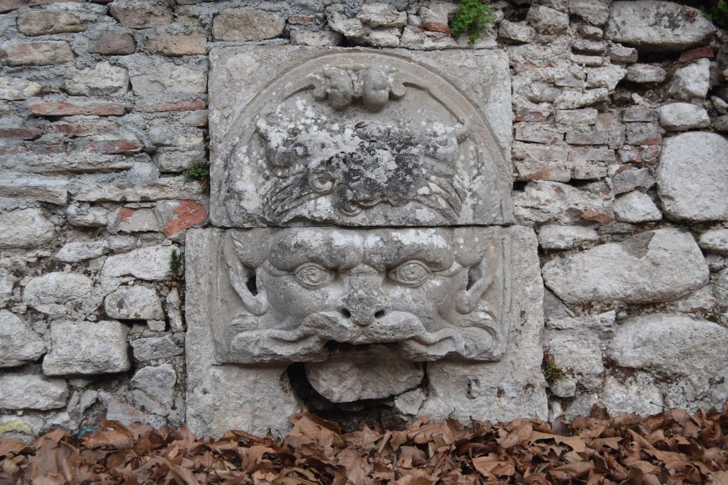 parc, bassin, détail d’un masque