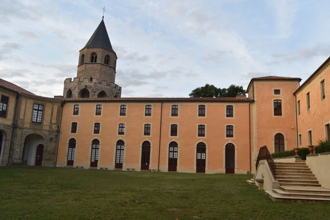 cour des Collets Rouges, aile nord, façade sud