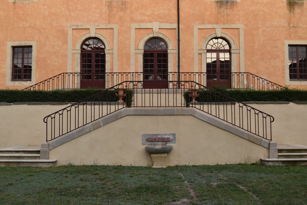 cour des Collets Rouges, aile est, façade ouest, escalier d’accès au perron