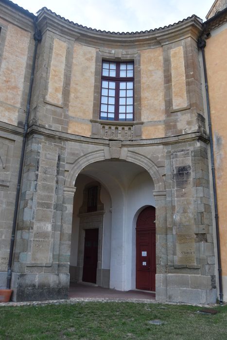 cour des Collets Rouges, aile ouest, angle nord-est