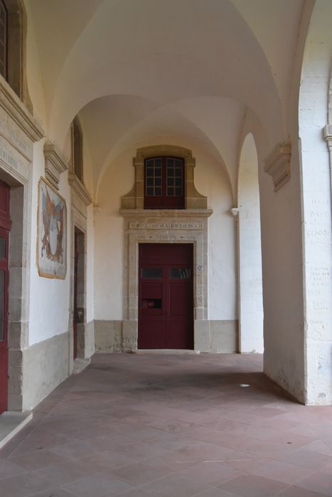 cour des Collets Rouges, aile ouest, galerie