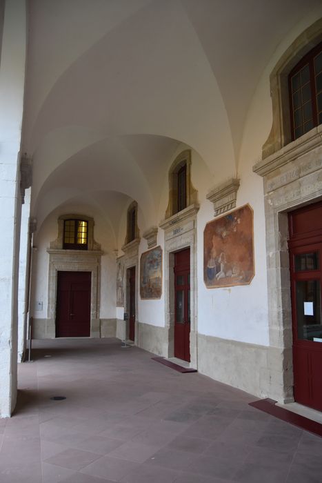 cour des Collets Rouges, aile ouest, galerie