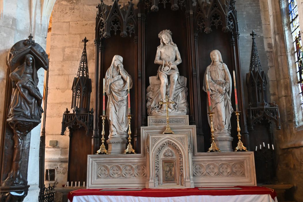 statues : Christ souffrant, la Vierge, saint Jean