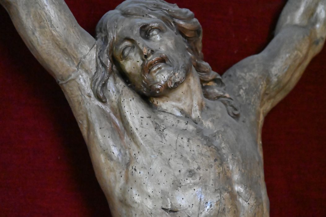 statue : Christ en croix, détail
