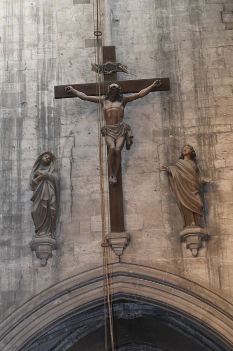 statues (calvaire) : Christ en croix, Vierge, saint Jean