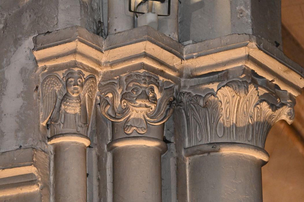 chapiteaux sculptés