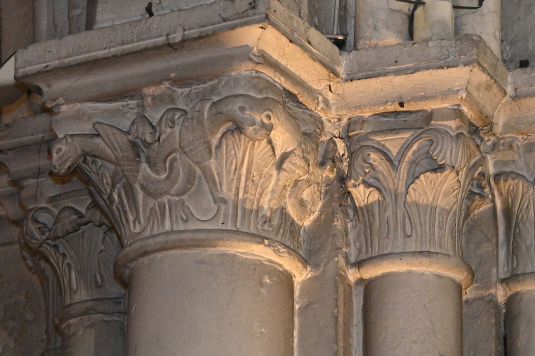 chapiteaux sculptés