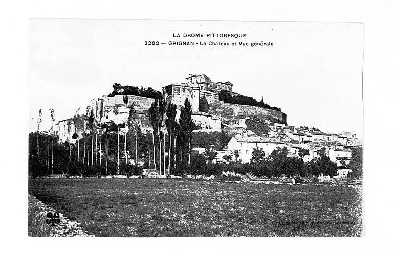 Vue générale du château et des abords