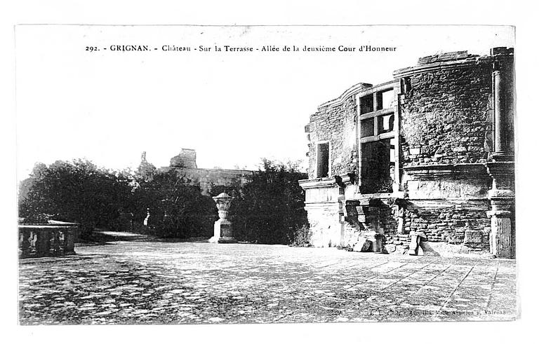 Allée de la 2e cour d'honneur vue depuis la terrasse