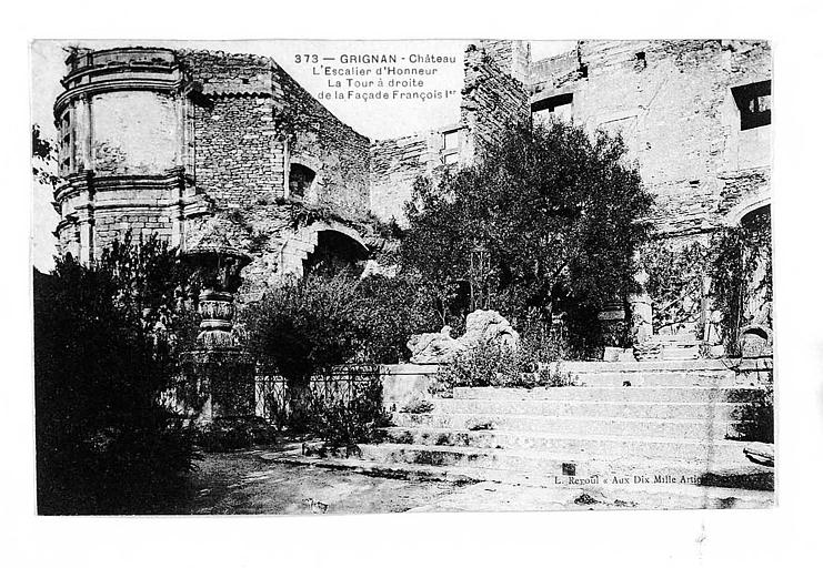 Escalier d'honneur et tour à droite de la façade François 1er