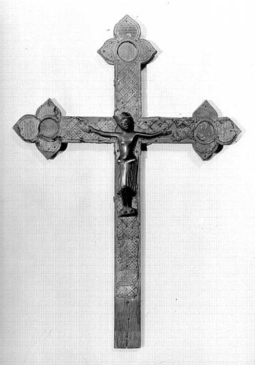 Croix processionnelle en étain sur âme de bois (14e) avec Christ en cuivre émaillé (13e)