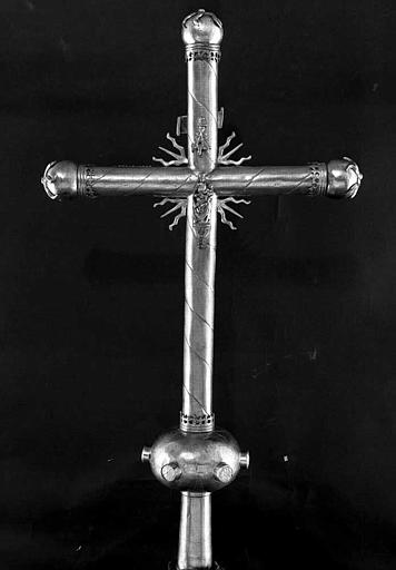 Croix processionnelle en cuivre argenté sur âme de bois (avers)