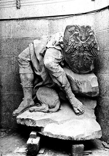 Sculpture en pierre dans la crypte : Jambes et bouclier de Mars