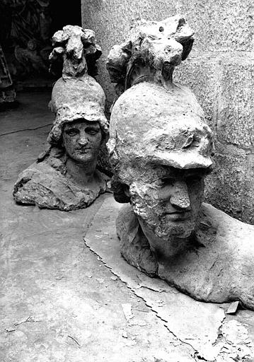 Sculpture en pierre dans la crypte : Tête de Minerve et tête de Mars