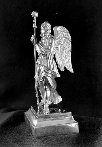 Reliquaire en argent de la sainte Epine : Statuette d'ange porteur de la lance et de l'éponge (trois-quarts face)