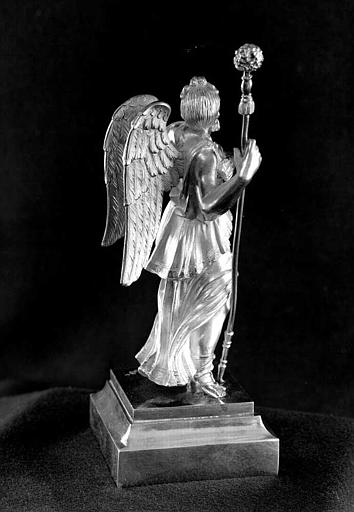 Reliquaire en argent de la sainte Epine : Statuette d'ange porteur de la lance et de l'éponge (trois-quarts dos)