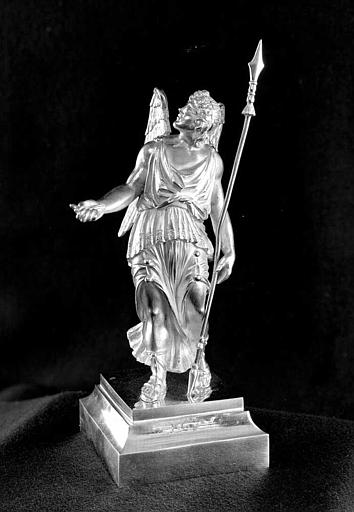 Reliquaire en argent de la sainte Epine : Statuette d'ange porteur de la lance (trois-quarts face)