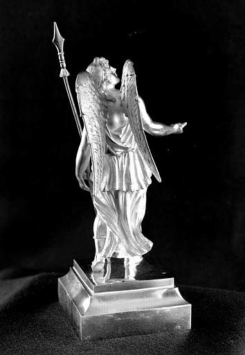 Reliquaire en argent de la sainte Epine : Statuette d'ange porteur de la lance (trois-quarts dos)