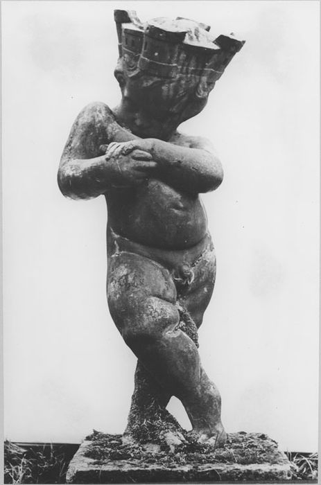 statuette de jardin, enfant à couronne crénelée - © Ministère de la Culture (France), Médiathèque du patrimoine et de la photographie, diffusion RMN-GP