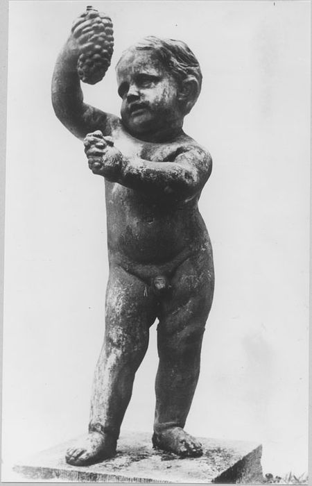 statuette de jardin, enfant tenant une grappe - © Ministère de la Culture (France), Médiathèque du patrimoine et de la photographie, diffusion RMN-GP