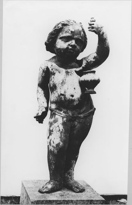 statuette de jardin, enfant tenant un vase - © Ministère de la Culture (France), Médiathèque du patrimoine et de la photographie, diffusion RMN-GP