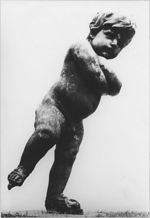 statuette de jardin, enfant croisant les bras - © Ministère de la Culture (France), Médiathèque du patrimoine et de la photographie, diffusion RMN-GP