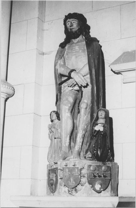 statue : Ecce Homo avec le donateur et sa femme, socle - © Ministère de la Culture (France), Médiathèque du patrimoine et de la photographie, diffusion RMN-GP