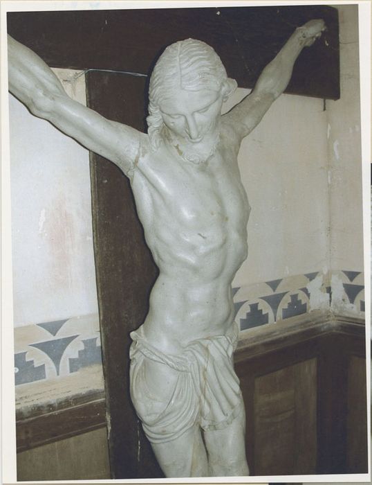 statue : Christ en croix, vue partielle