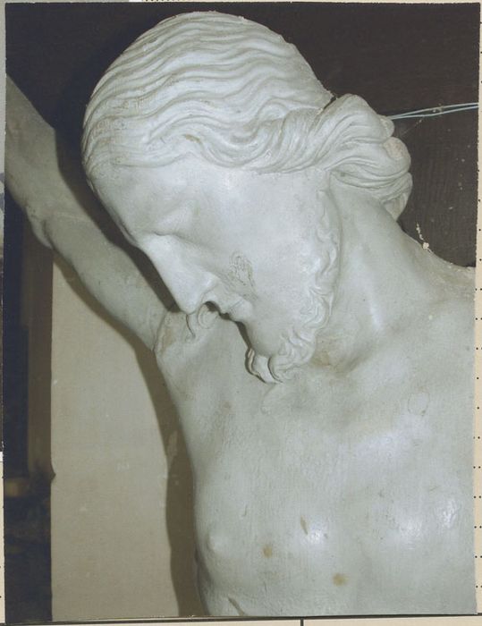 statue : Christ en croix, vue partielle