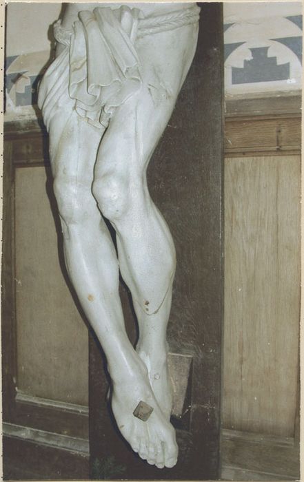 statue : Christ en croix, vue partielle