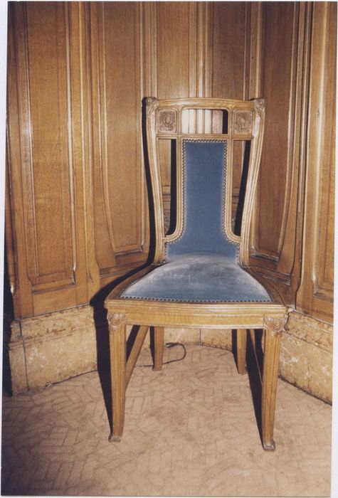 chaise (décor pommes de pin), couleur bleue