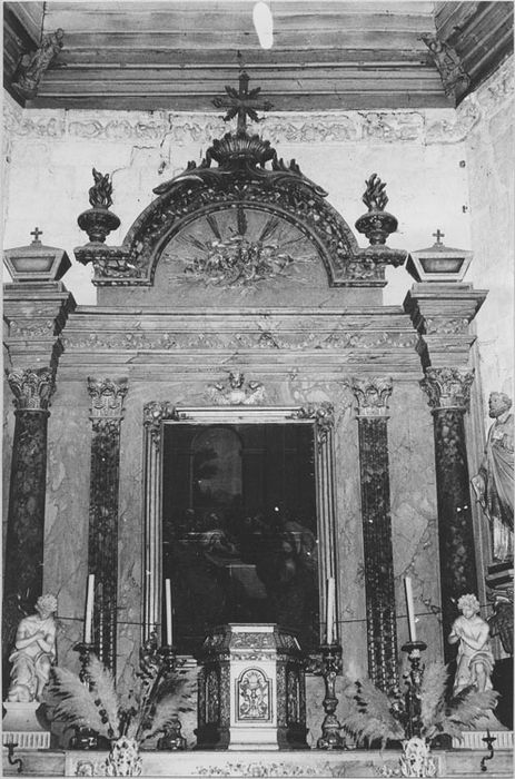 maître-autel, gradin, socles, retable, tableau : La Cène, chandeliers et vases d'autel