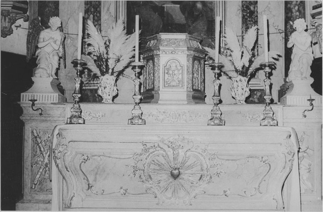maître-autel, gradin, socles, retable, tableau : La Cène, chandeliers et vases d'autel, vue partielle