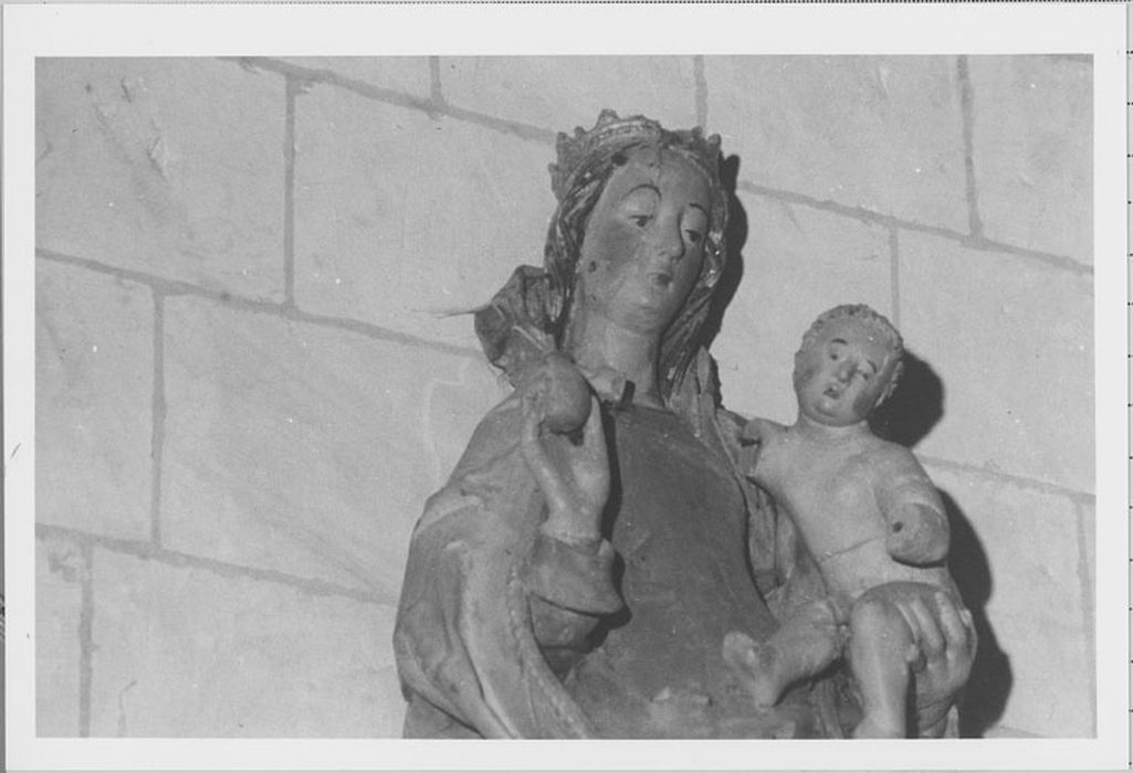 statue : Vierge à l'Enfant tenant une poire dans la main, vue partielle