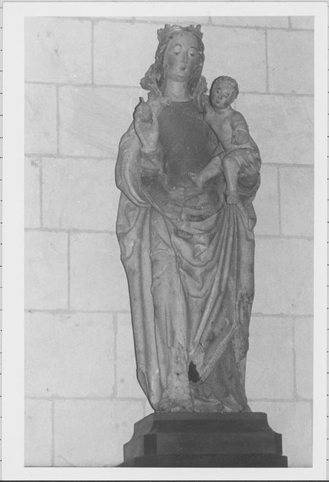 statue : Vierge à l'Enfant tenant une poire dans la main