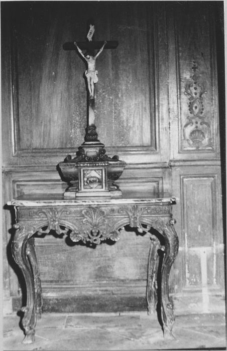 crédence et croix (crucifix) avec socle - © Ministère de la Culture (France), Médiathèque du patrimoine et de la photographie, diffusion RMN-GP