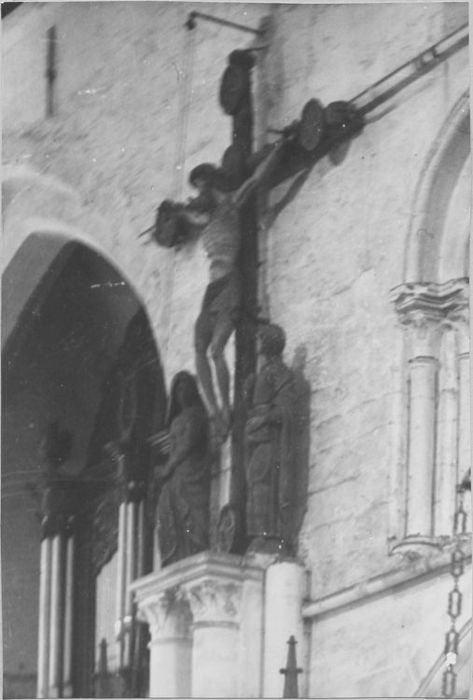 groupe sculpté : Christ en croix entre la Vierge et saint Jean - © Ministère de la Culture (France), Médiathèque du patrimoine et de la photographie, diffusion RMN-GP