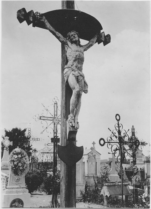 Statue (grandeur nature) : Christ en croix