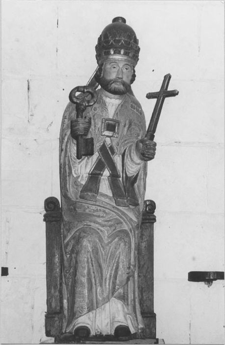 statue : Saint Pierre en pape assis