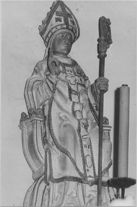 statue : Evêque bénissant assis sur une cathèdre
