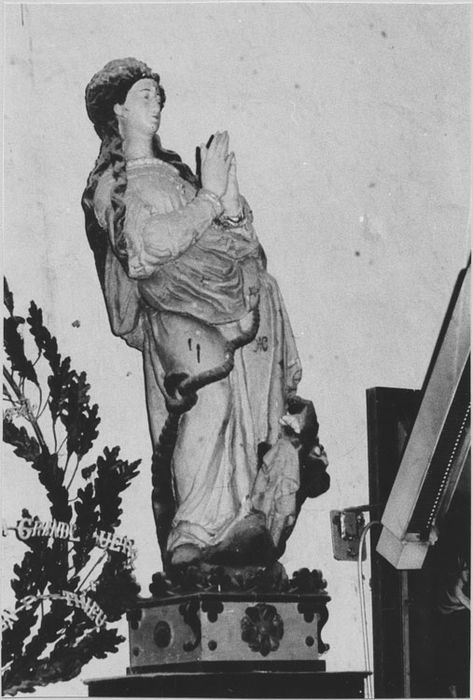 statue : Sainte Marguerite issant du dragon