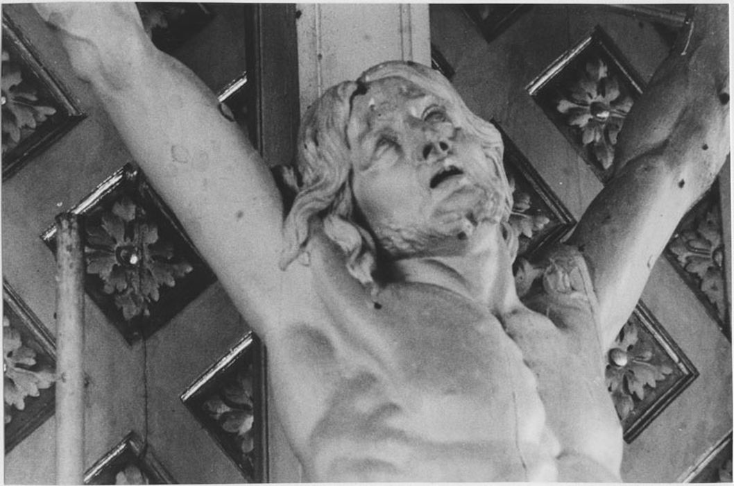 statue : Christ en croix, vue partielle