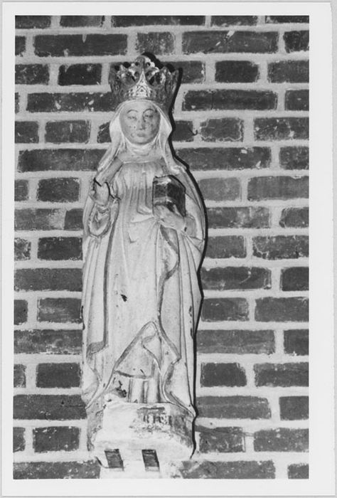 statue : Sainte couronnée tenant la maquette de l'église (sainte Clothilde ?)