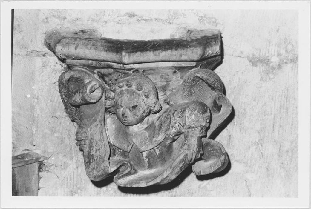 socle de statue (?) transformé en bénitier